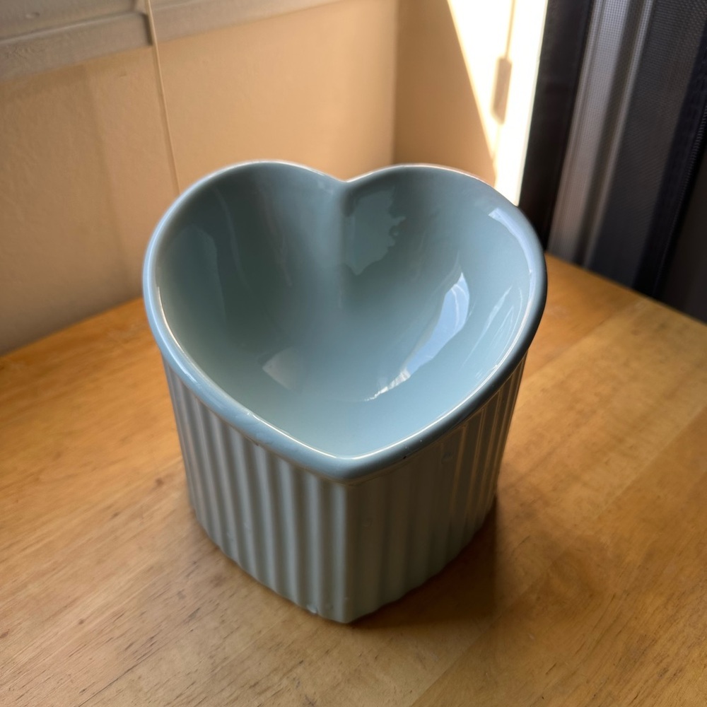 SOLD!! Heart-Shaped Elevated Porcelain Ceramic Pet Bowl